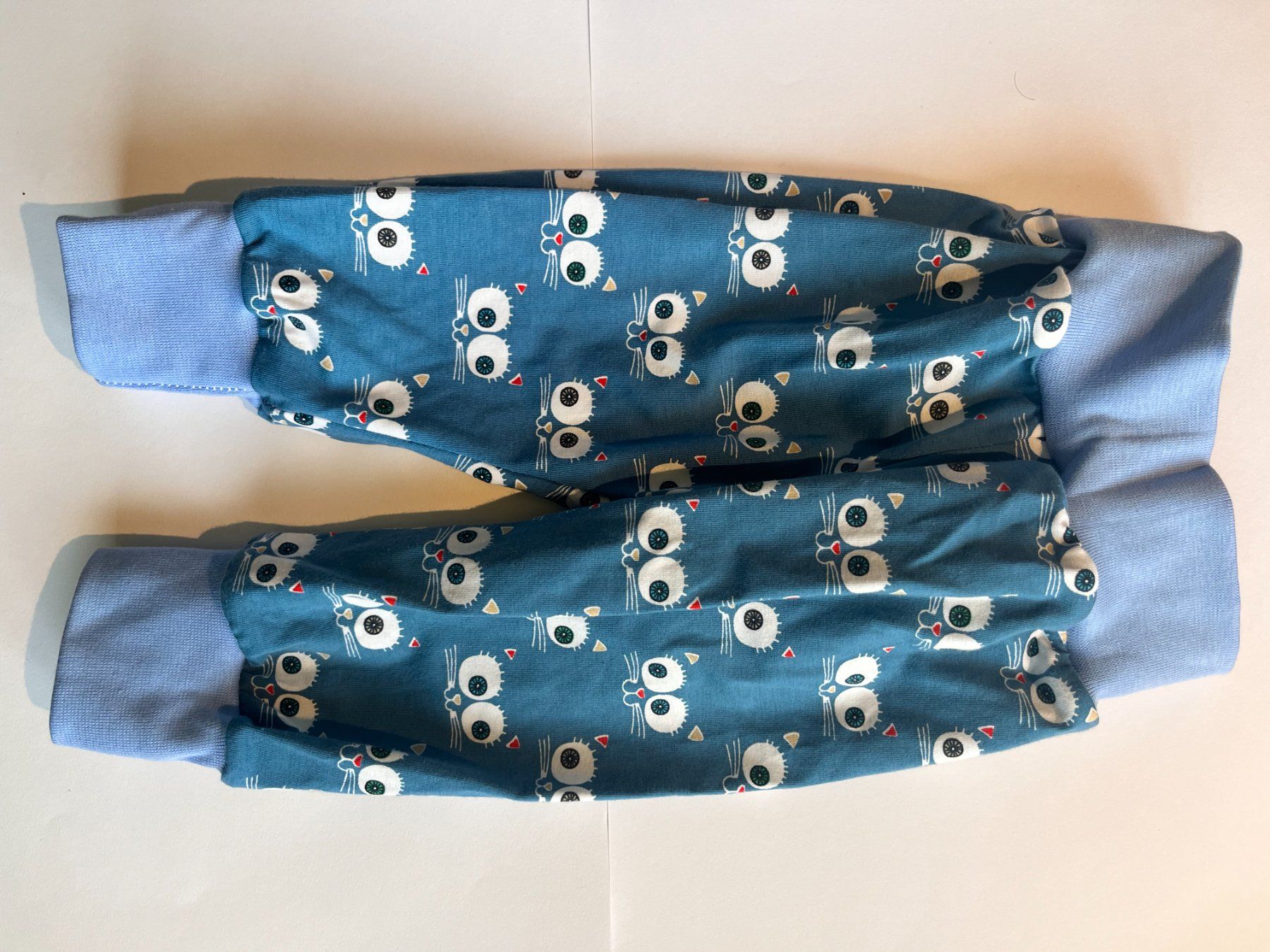 Pantaloni: 1 Kinderhose selbst genäht – Nuovo e nell'imballaggio originale da Büsserach venduto da bor_s88m
