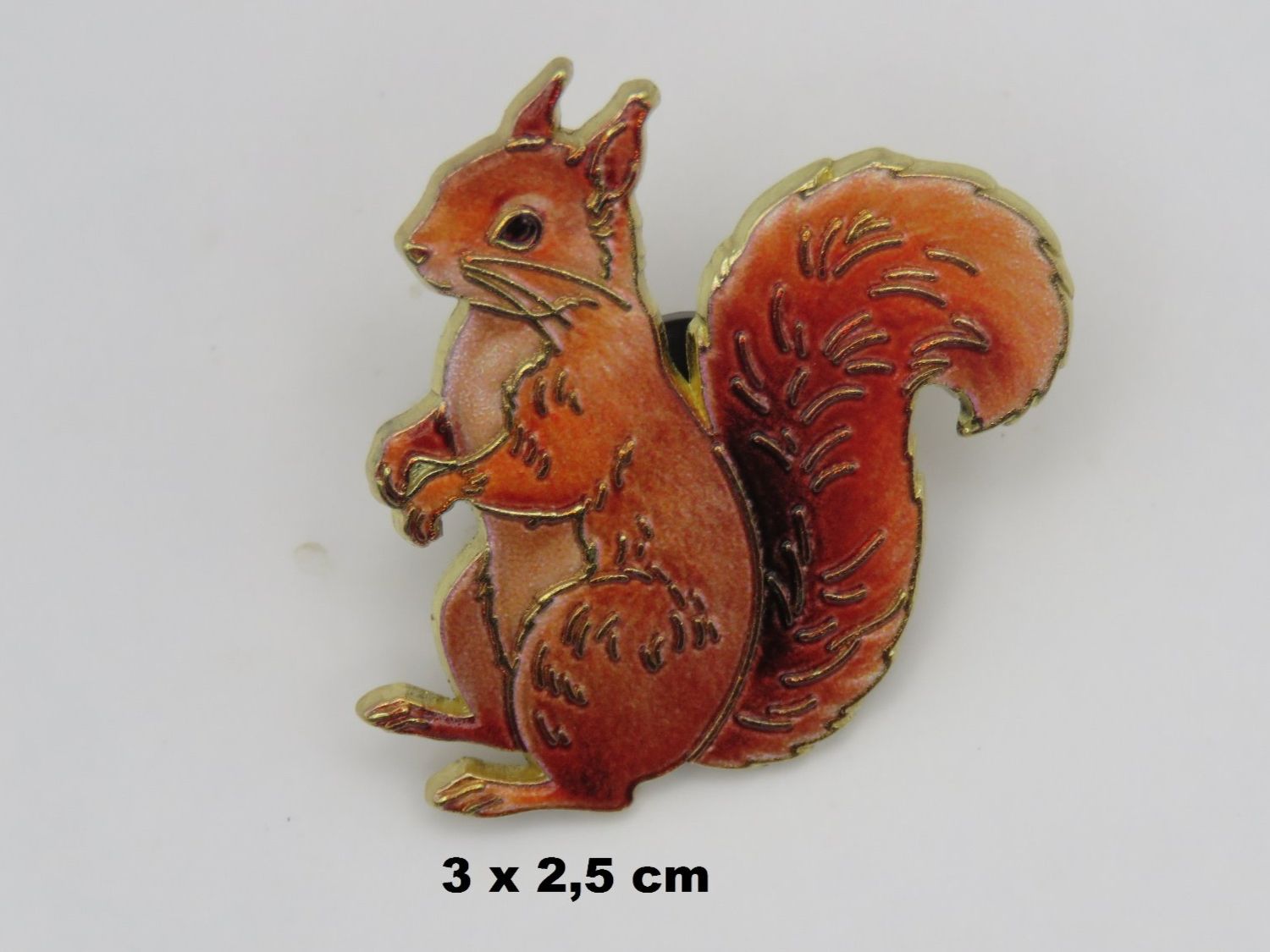 Spille & Fermagli: 3 Tier Set - PIN - Eichhörnchen - Capybara - Haifisch - Neu – Nuovo e nell'imballaggio originale da Grenchen venduto da Yamahwildstar16 3