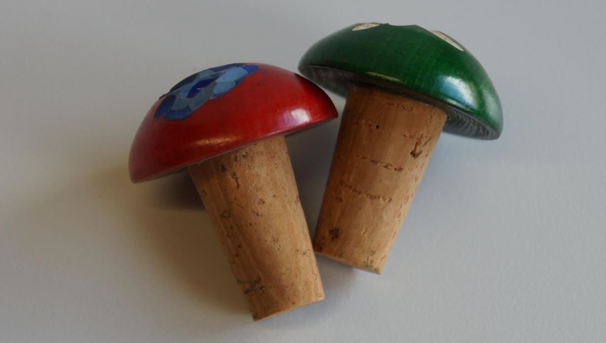 Articles en bois: 2 Zapfen mit Blumen, geschnitzt – Neuf avec emballage d'origine à Brienz BE par P.Edelweiss 1