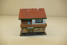 Kibri H0: Mehrfamilienhaus mit Textilien Schmitt Laden