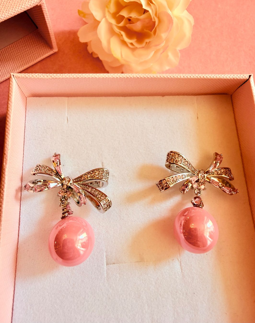 Orecchini pendenti & Orecchini a lobo: Boucles d'oreilles nœud perle rose – Nuovo e nell'imballaggio originale da St-Maurice venduto da Sandrinette123