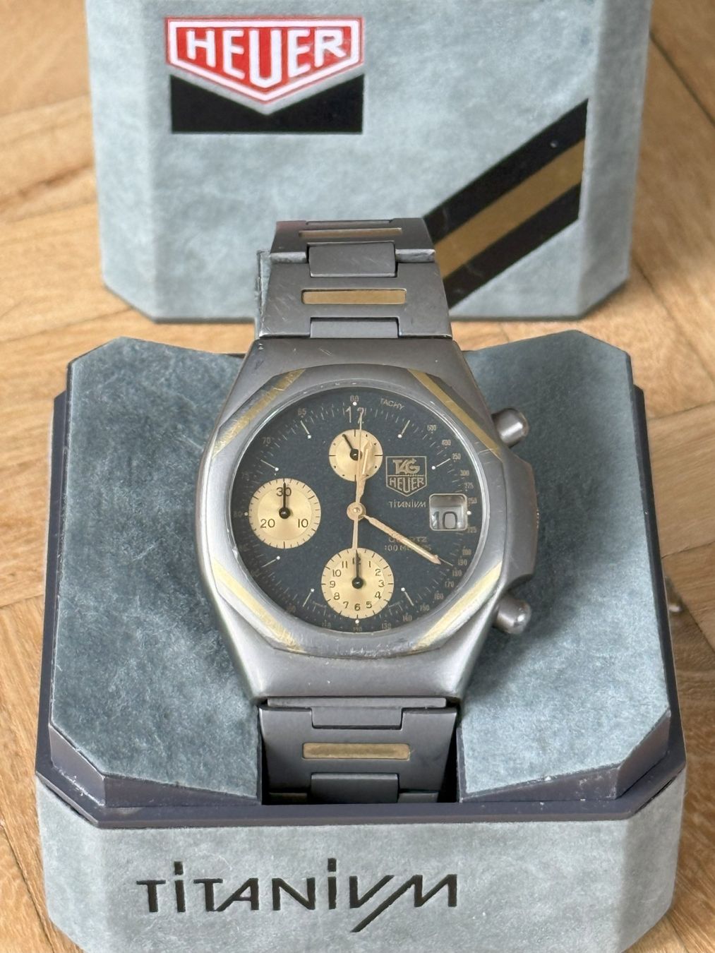 Tag Heuer Orologi: TAG Heuer Chronograph Quartz Titanium réf. 225.206 full set – Usato da Lausanne venduto da Bogshop