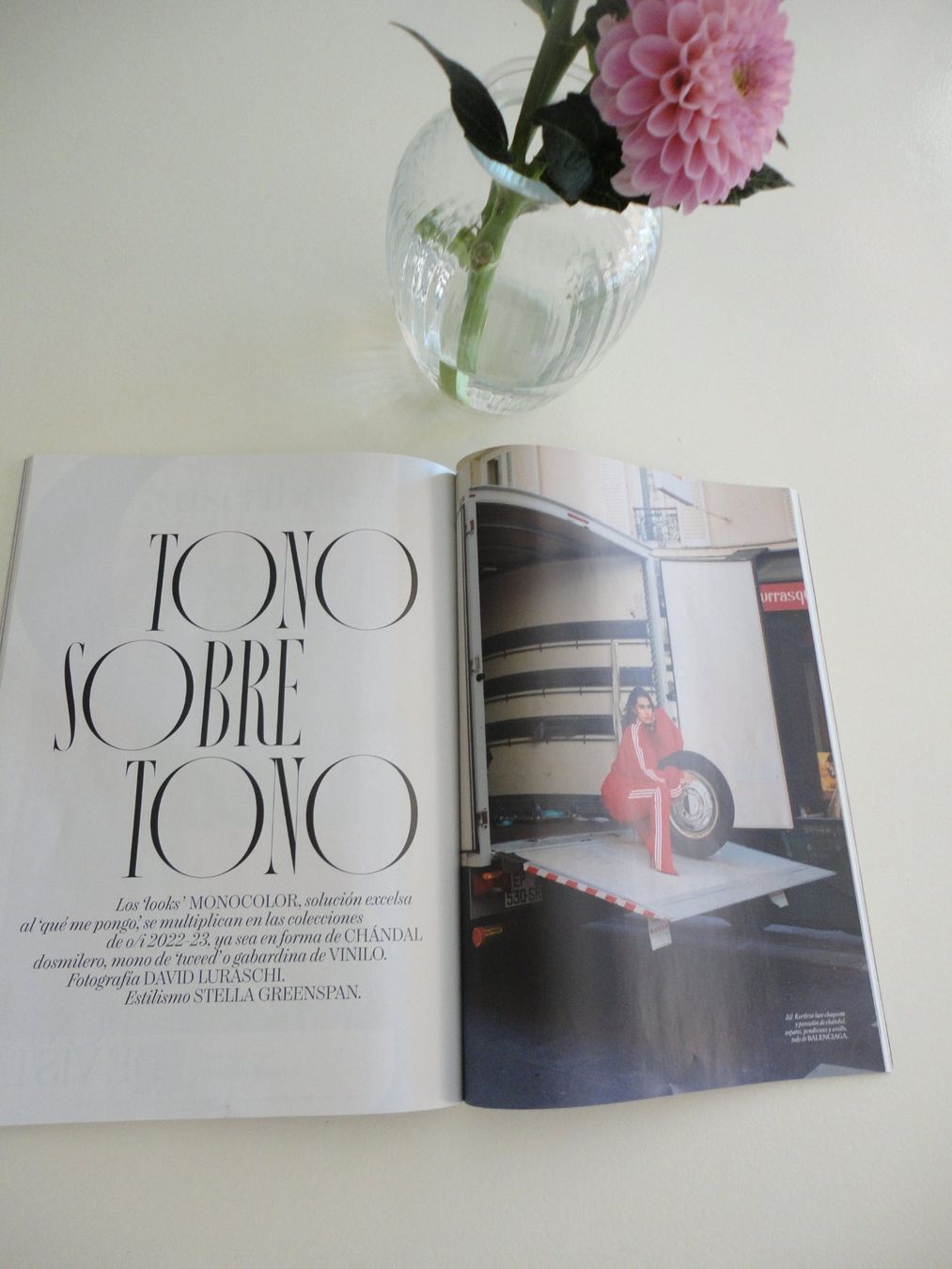 Riviste & Magazine: VOGUE ESPANA . Ausgabe Dezember 2022 – Usato da Bonstetten venduto da nat_tv99 1