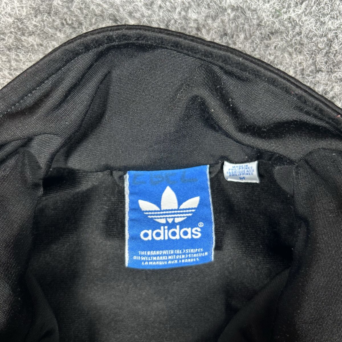 Adidas Giacche: Black Adidas jacket zip Medium – Nuovo (secondo la descrizione) da La Sagne NE venduto da Matlasape 1
