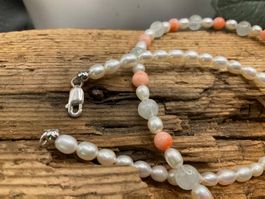 Collier edel und zart mit Perlen und Korallen