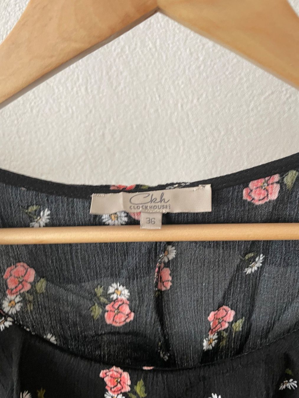 C&A Blusen: Schwarze Clockhouse Bluse, Gr. 36, mit Blumenmuster rosa – Gebraucht aus Hubersdorf von JanasHeartTreasures 2