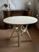 Runder Esstisch in Beige mit Rattan-Untergestell
