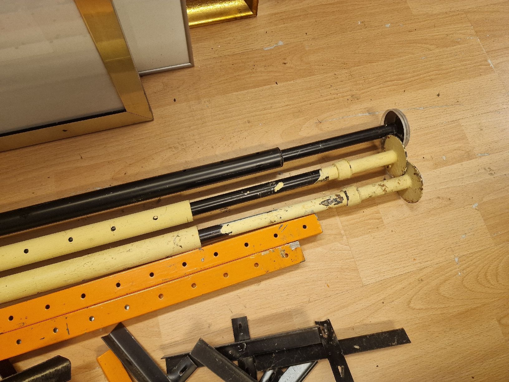 Scaffali: Konvolut 5× teleskopstangen/Regalsystem – Usato da BERN venduto da Intarsia 2