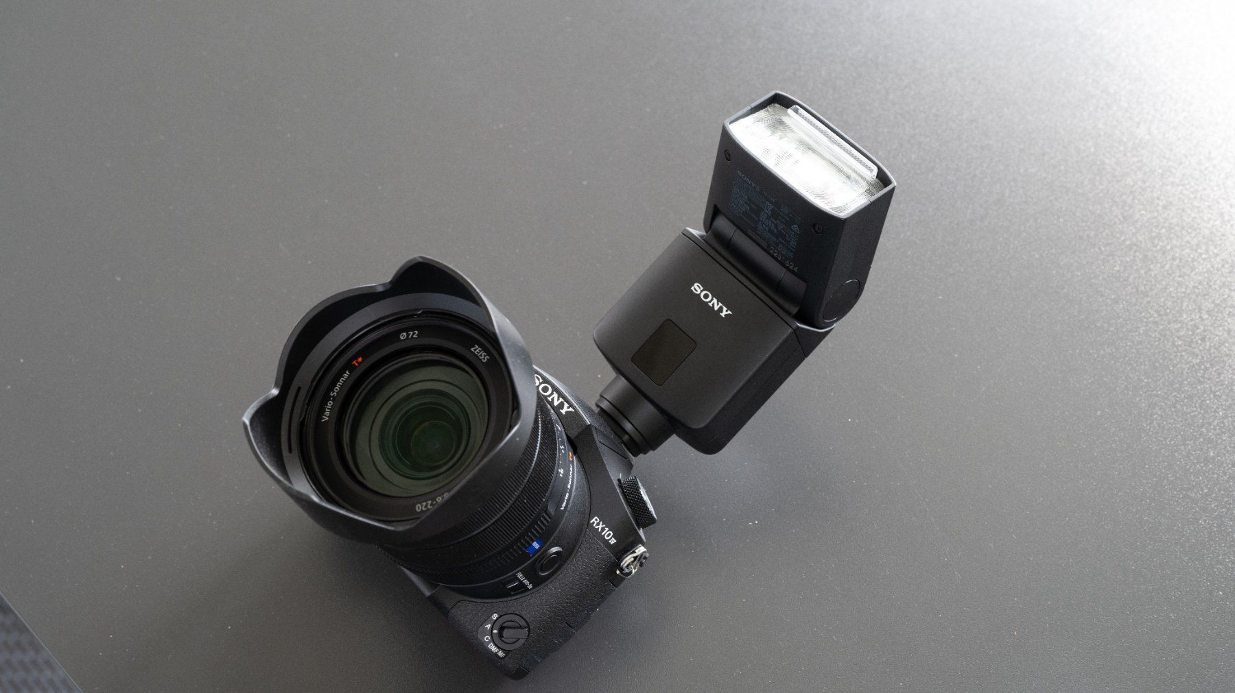 Sony Fotocamera: SONY RX10 IV FLASH SET – Usato da Menzingen venduto da S.F.T