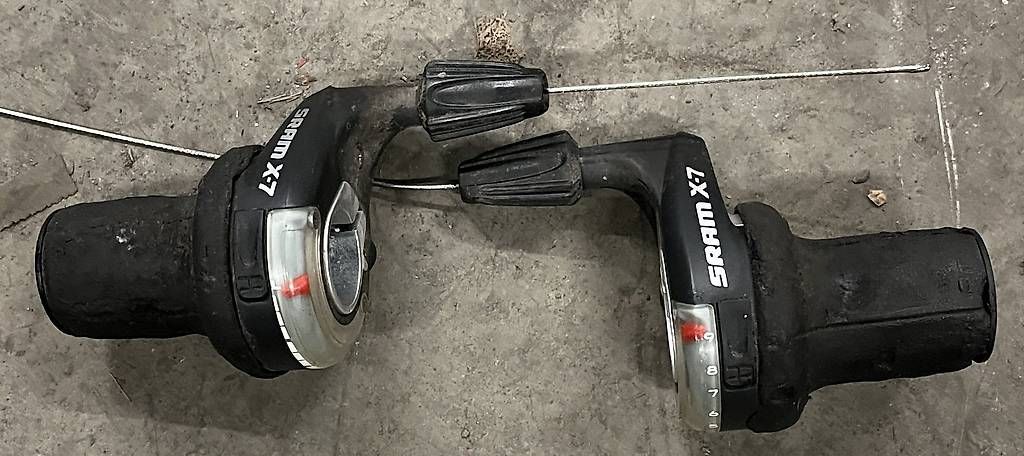 Sram Pezzi di ricambio: Schaltgriffe Sram X7 3x9 Gänge – Usato da Bern venduto da Achkrach