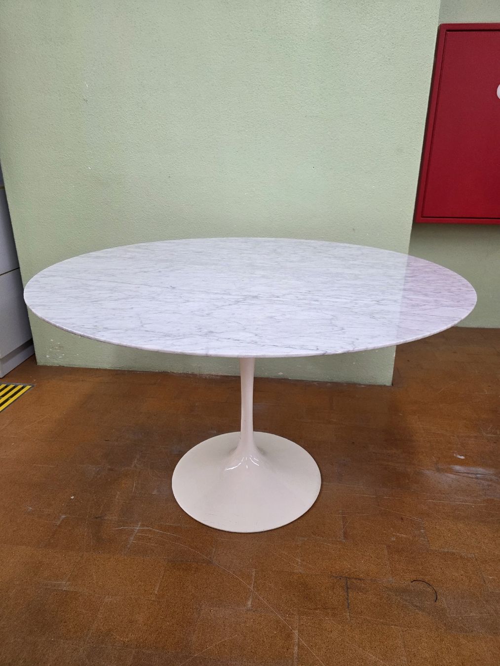 Tische: Designer Tulip Tisch aus Marmor – Gebraucht aus Lichtensteig von UsedINStore