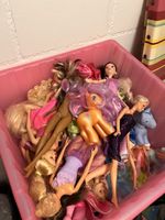Zwei Kisten voll Barbie und 🐎