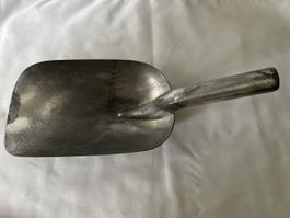 Vintage Schaufel aus Metall - perfekt für den Garten!