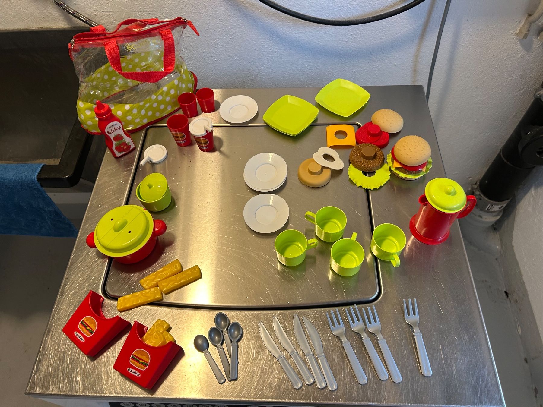 Jouets: Spielzeug Set Küche Burger, Besteck, Teller – Neuf avec emballage d'origine à Wabern par belka72 2