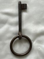 Antiker Schlüssel, Türschlüssel, mit Schlüsselring, Eisen