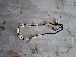 Muschelkette schwarz mit weissen Muscheln guter Zustand