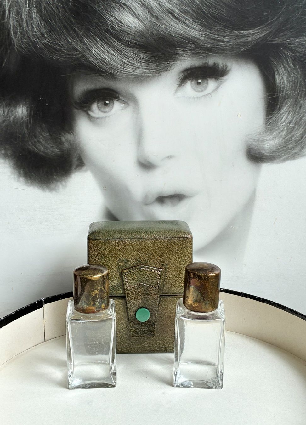 Flaconi: Vintage Reiseetui mit 2 Parfumflacons – Usato da Kloten venduto da Nephty 5