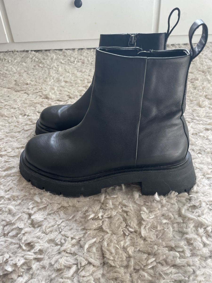 Zara Scarpe da donna: Black Leather Chunky Chelsea Boots – Nuovo (secondo la descrizione) da Roche VD venduto da closetcleanse 2