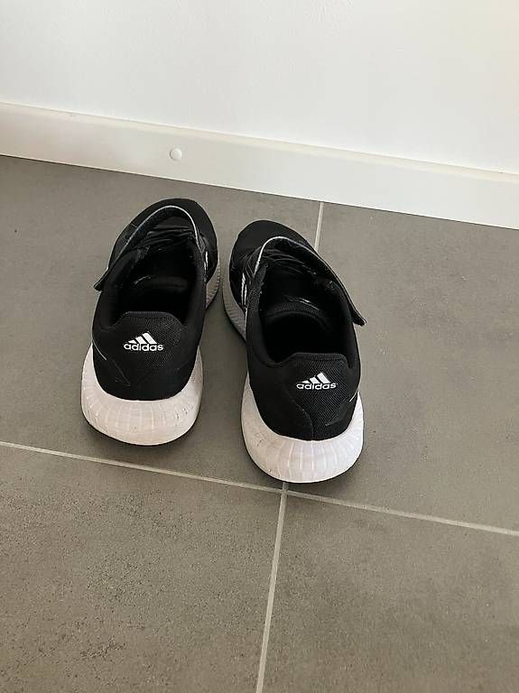 Herrenschuhe: Chaussures de sport addidas 40 – Gebraucht aus Genolier von Mamati3 2