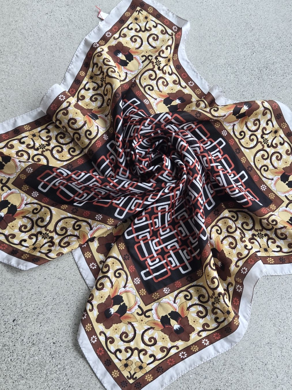 Foulards, Tücher & Schals: Seidenfoulard 88 x 88 cm – Neu und originalverpackt aus Frauenfeld von Schenken-mit-Herz
