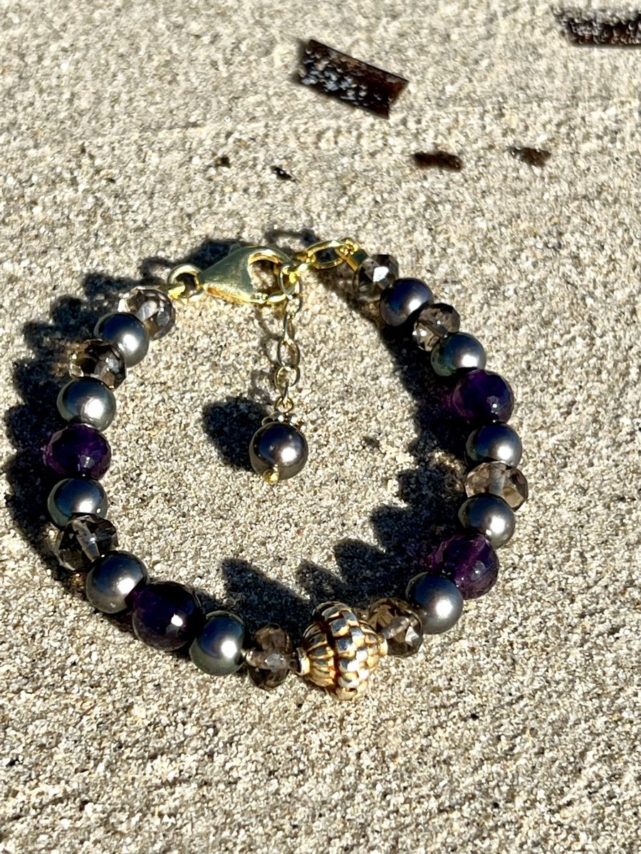 Armbänder & -reifen: Amethyst & Black Pearl Bracelet Gold Plated – Neu und originalverpackt aus Rüschlikon von ThereseJewelryDesign 1