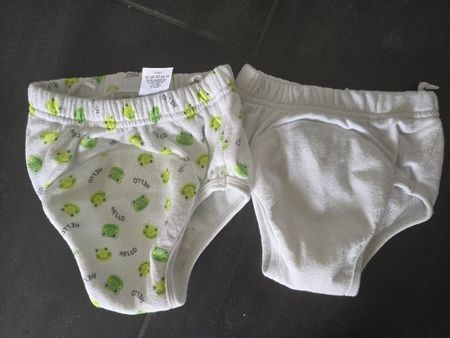 Süssi Trainerhösli, Gr. 98, mit Frosch-Motiv