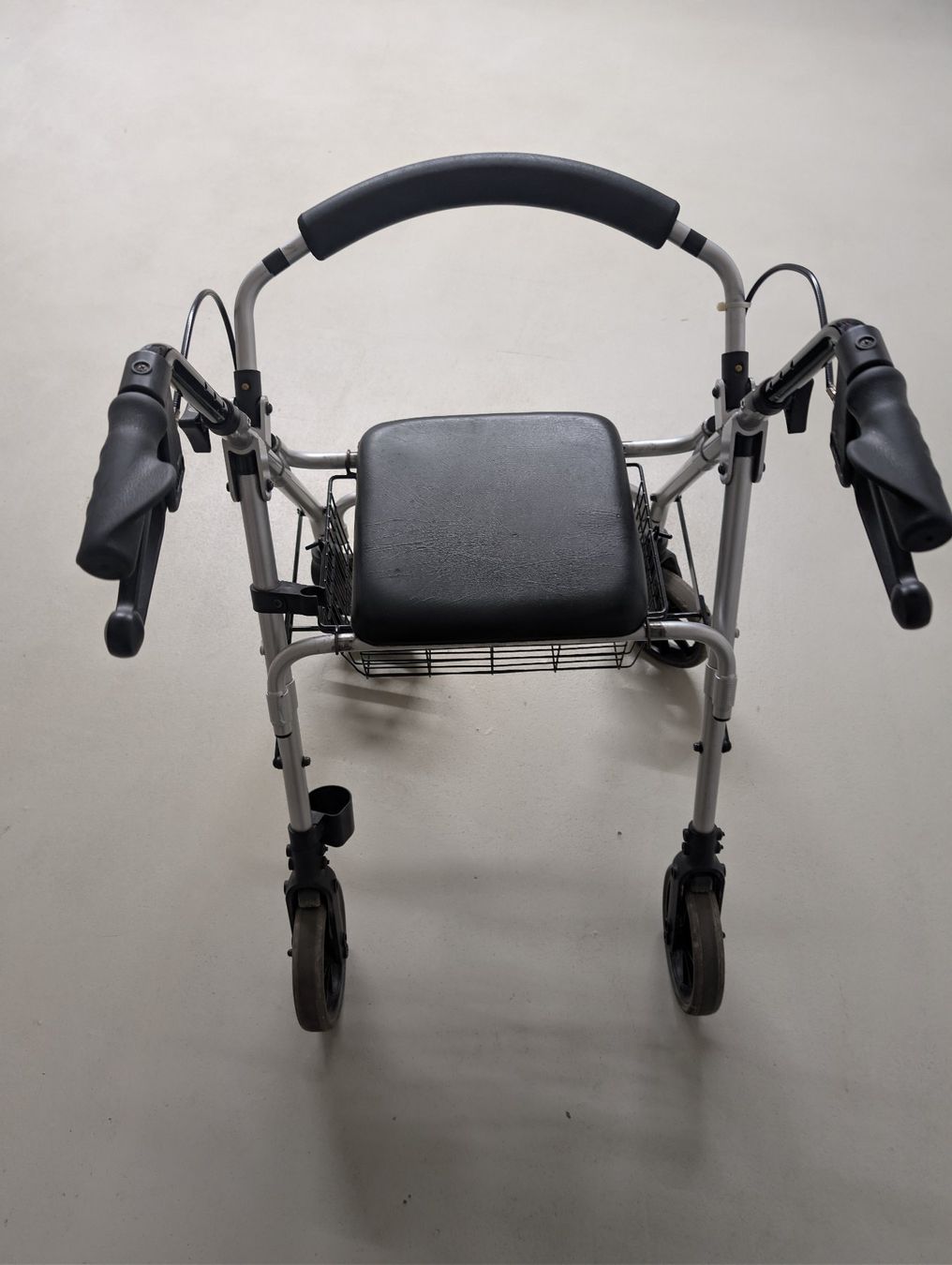 Ausili per la deambulazione: Rollator Alu – Usato da Bürglen TG venduto da Reiher9