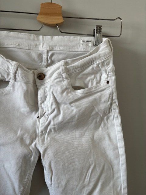 H&M Jeans: Weisse Skinny Jeans – Gebraucht aus Zürich von CoCos_Closet 1