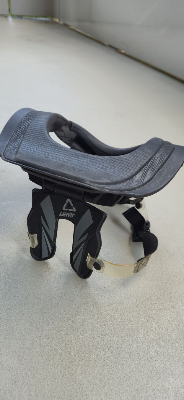 Leatt Protections: Leatt neck brace GPX 5.5 Junior  – D'occasion à Cheseaux-Lausanne par stevo85 1