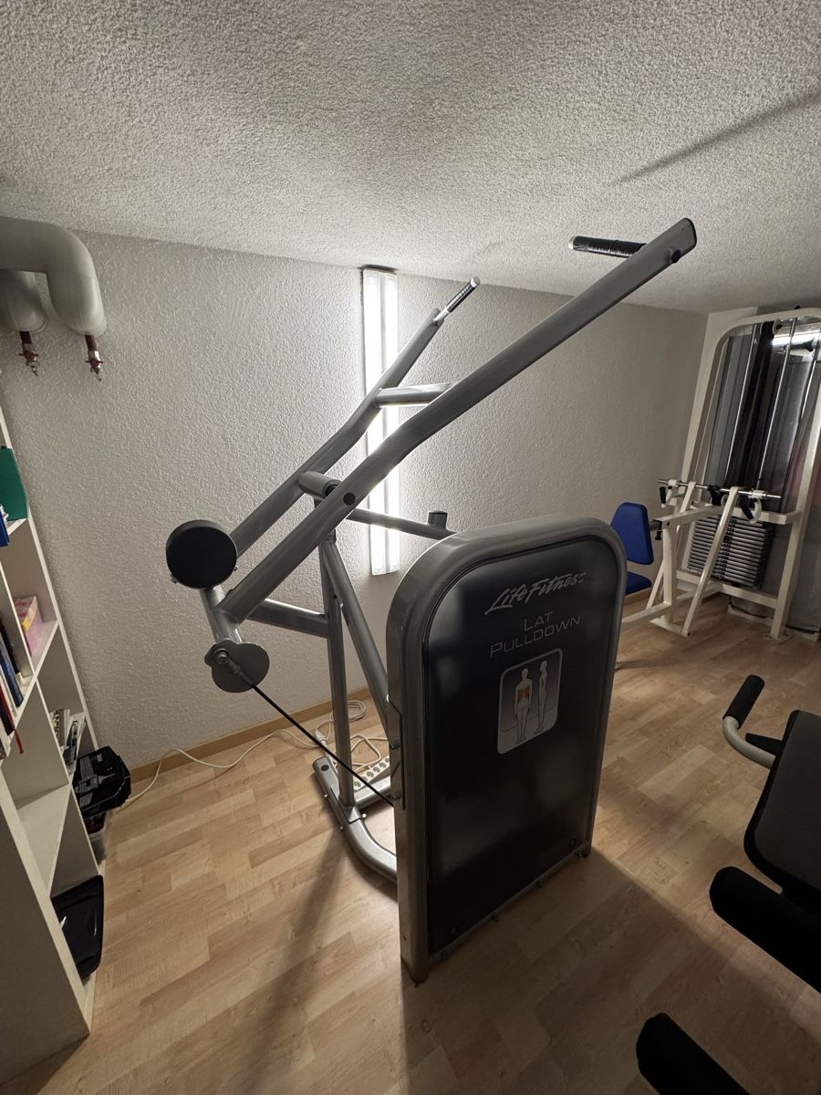 Vélos d'appartement: Lat Pulldown Machine - Life fitness – D'occasion à Stallikon par domi_7 1