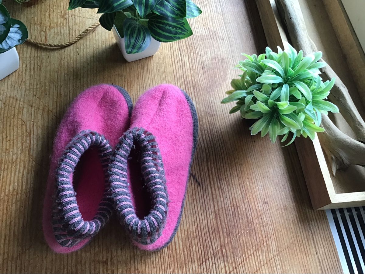 Chaussures filles: Pinke Hausschuhe Grösse 33 – D'occasion à Eschlikon TG par little.dove