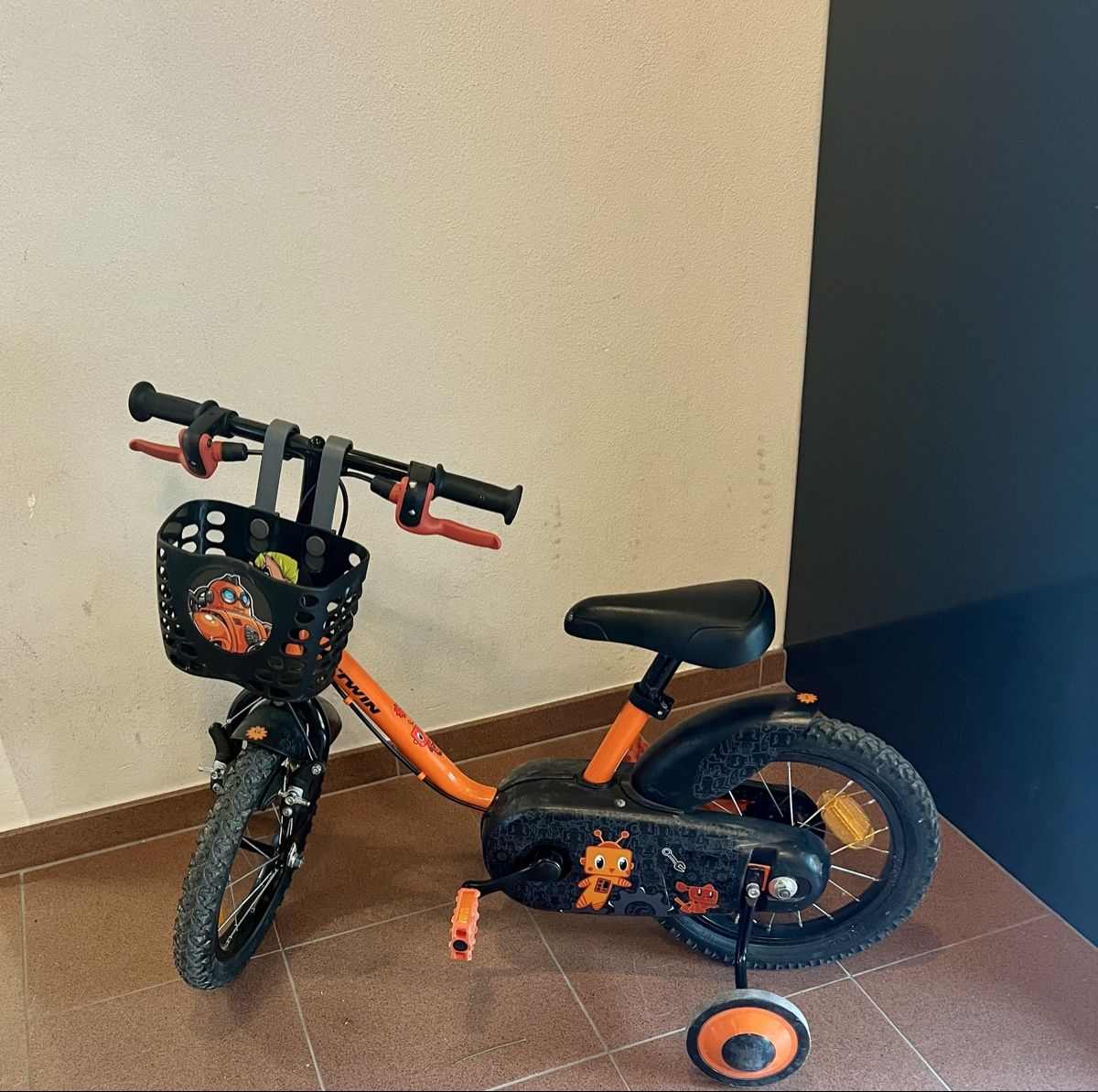 Decathlon Biciclette: Kinderfahrrad Btwin orange mit Stützräder – Usato da Luzern venduto da Pacena 1