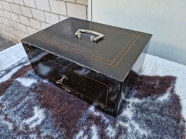 Antike Dokumenten oder Geldkassette mit 1 Schlüssel