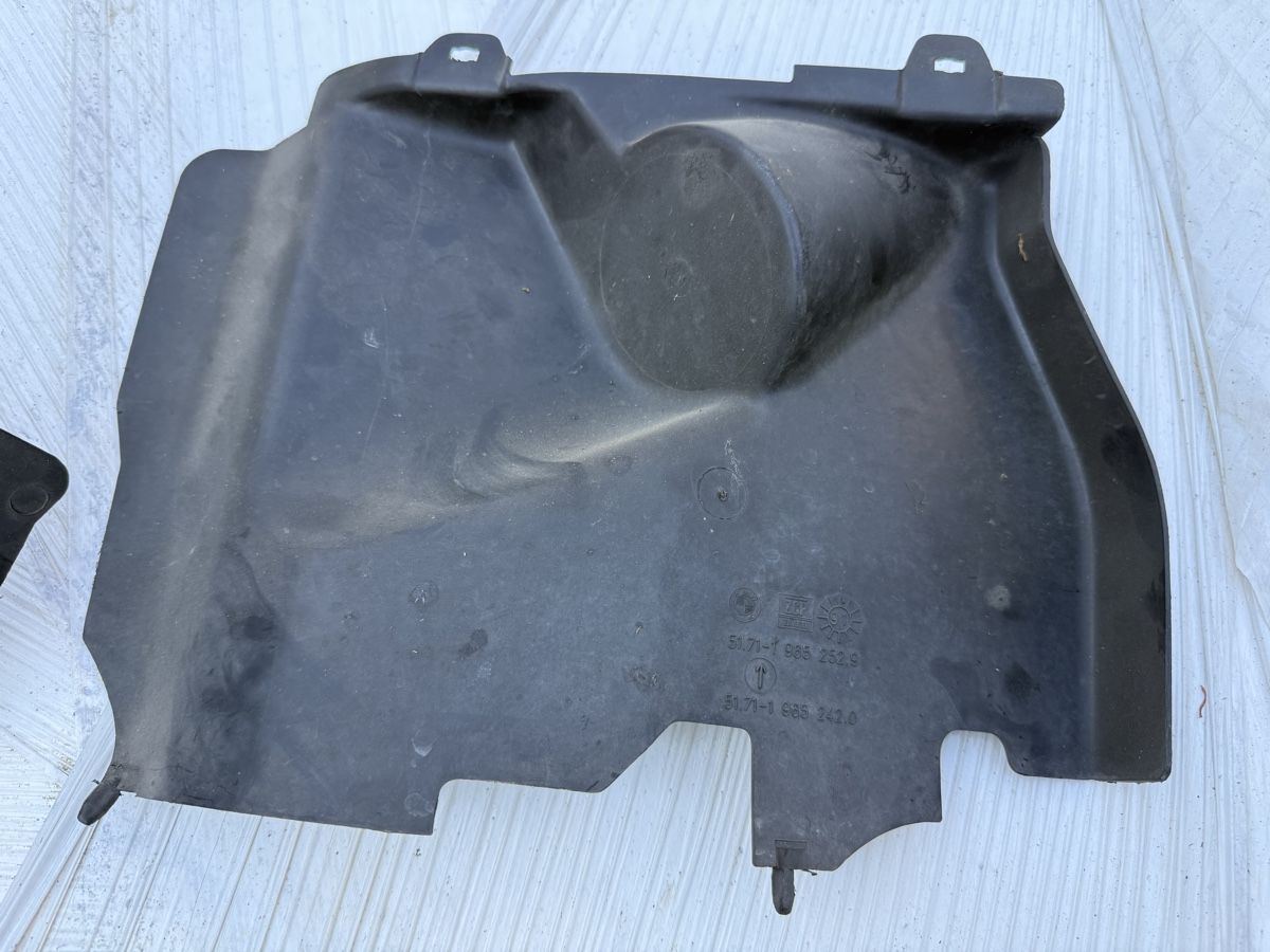BMW Tutti pezzi di ricambio auto: Scheinwerfer Abdeckungen BMW E30 Motorraum – Usato da Winikon venduto da cabriofan01 1