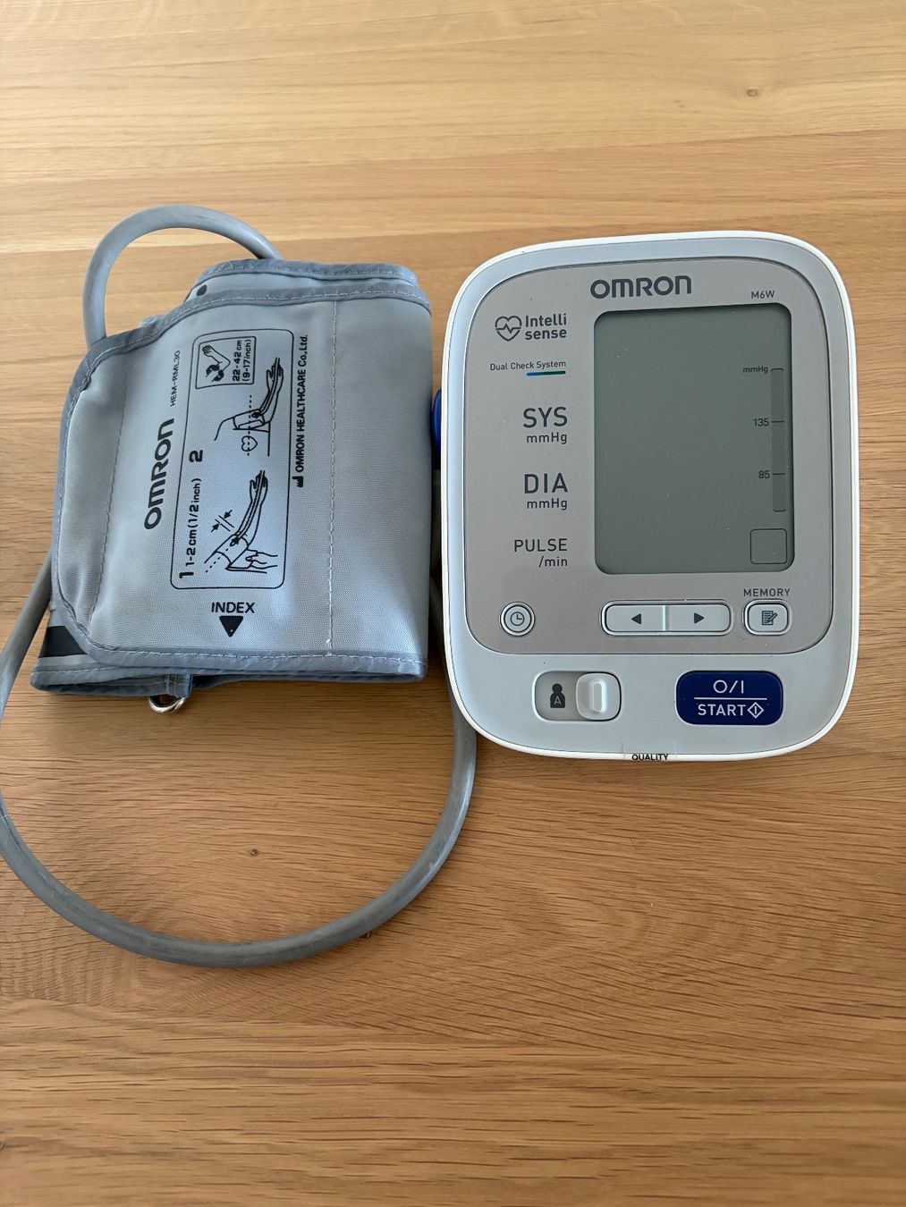 Omron Appareils médicaux: Blutdruckmessgerät – D'occasion à Uitikon Waldegg par jsc_n88q