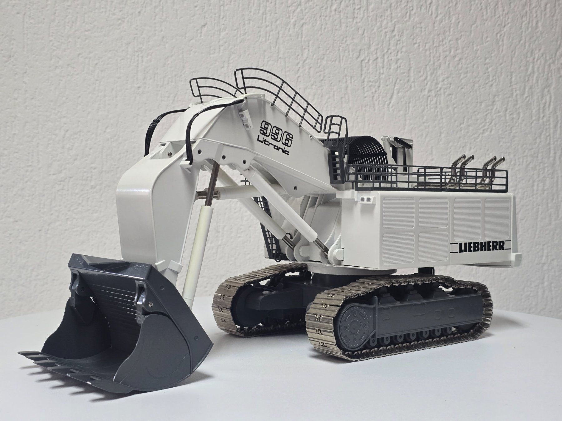 Conrad Modellini d'auto: Conrad 2811, Liebherr 996, weiss, Schaufelbagger, Vitrine – Nuovo (secondo la descrizione) da Kloten venduto da Nicola2 4