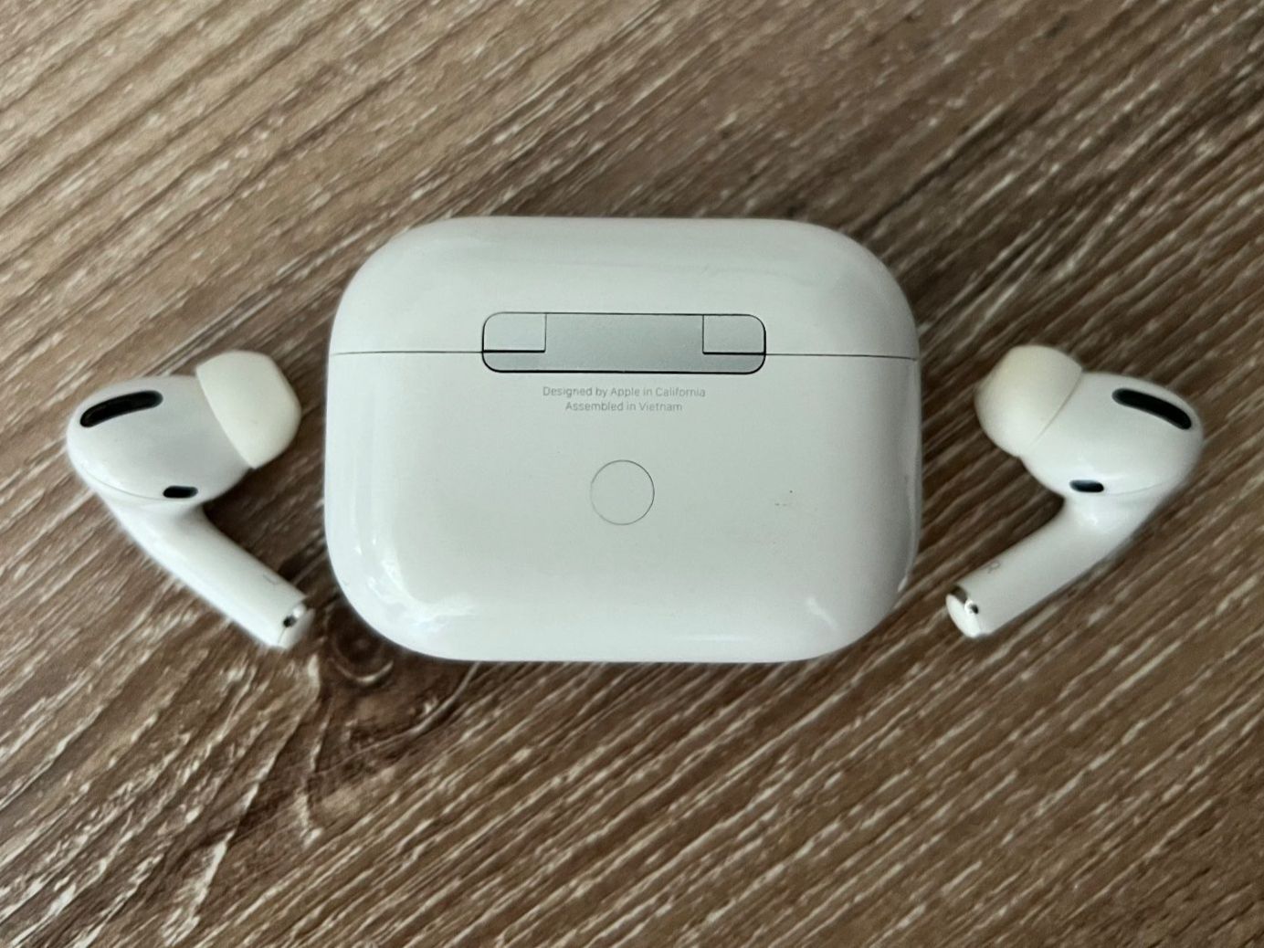 Apple Cuffie: Apple AirPods Pro 1. Generation mit Kabellose Ladecase – Usato da Zollikerberg venduto da Reinier_ZH 2