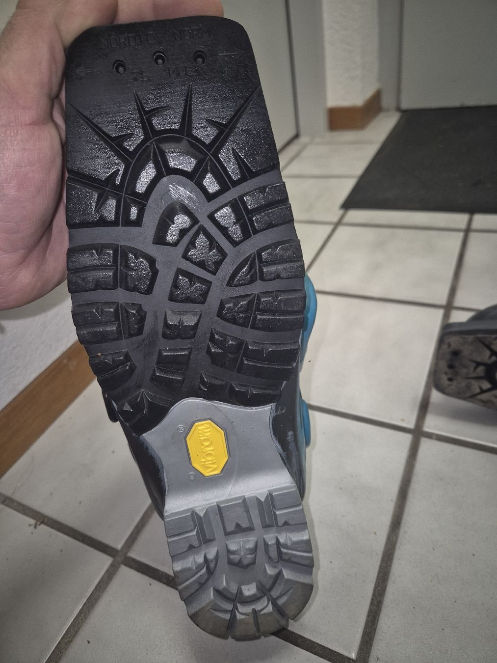 Scarpa Scarpe da uomo: Scarpa T1 28.0 – Nuovo e nell'imballaggio originale da Porrentruy venduto da jer_6hmq 1