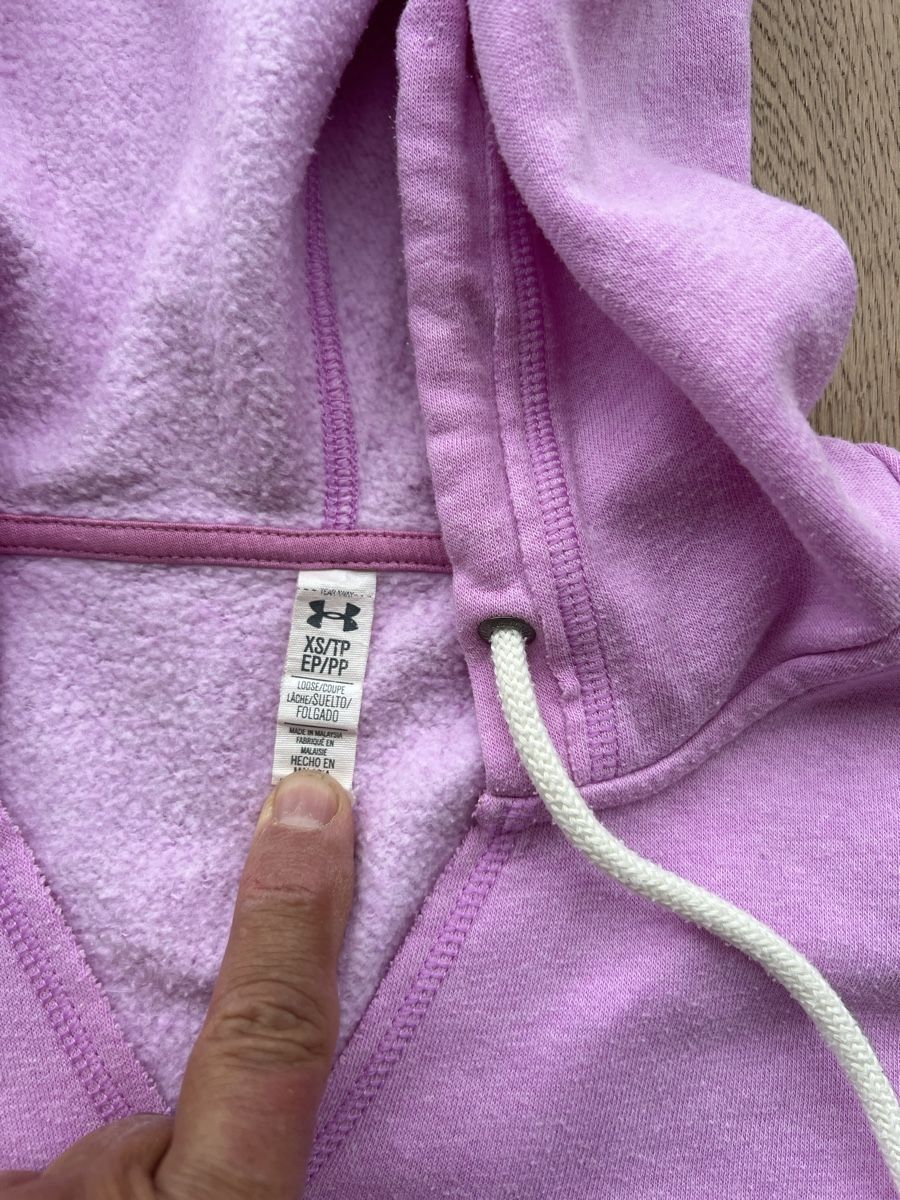 Under Armour Pullover & Sweatshirts: Under Armour Kapuzenpullover lila Grösse M – Gebraucht aus Beckenried von Mark101 2