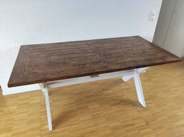 Tisch aus Holz im Landhausstil