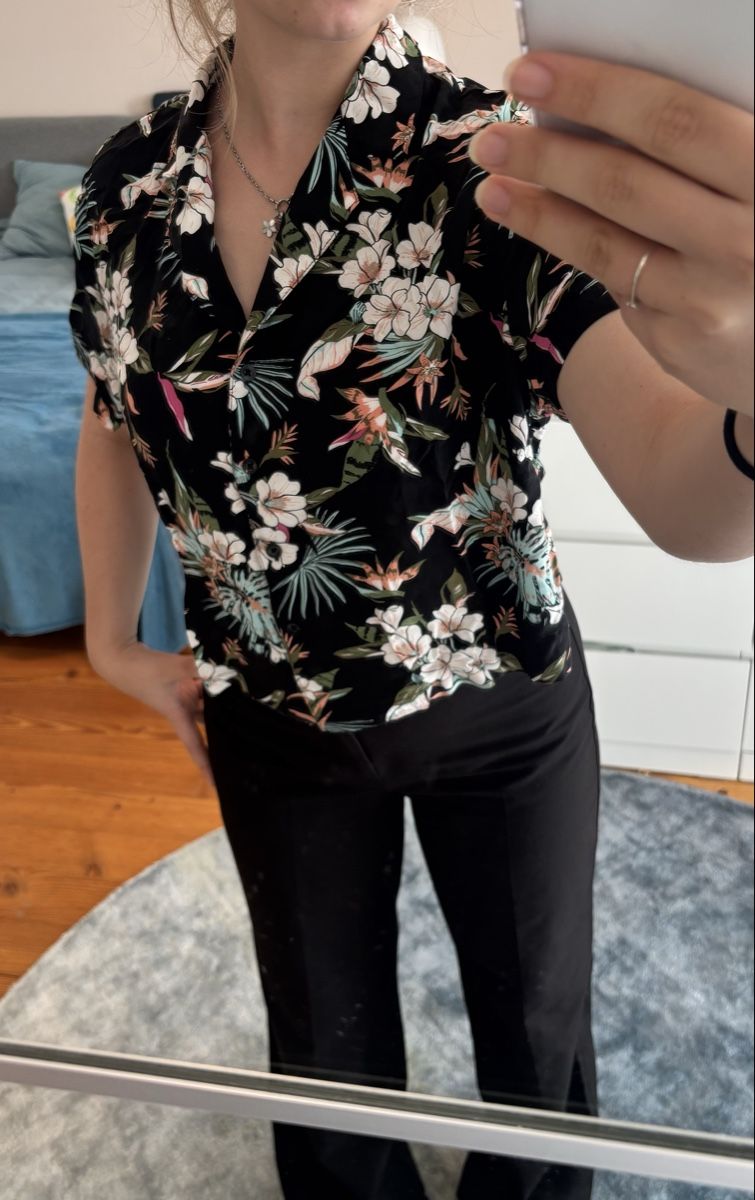 Camicette: Damen Bluse Blumenmuster kurzarm Grösse S gebraucht – Usato da Rütihof venduto da sul_s5r2 1