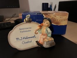 Goebel Hummel Figur "Austellschild Wanderbub mit Biene"