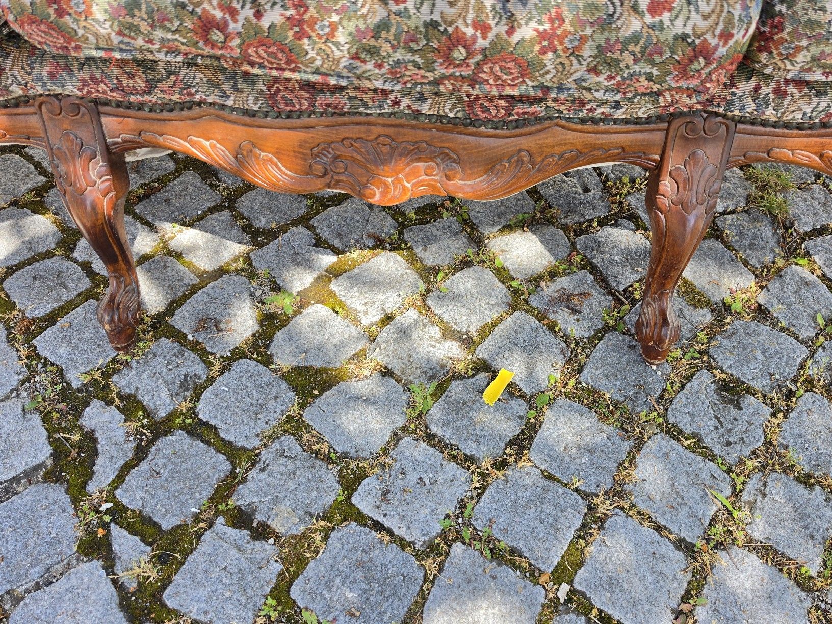 Divani: Antiker 3er-Sofa mit Schnitzereien, Blumenmuster,  – Usato da Mettlen venduto da elios0888 9