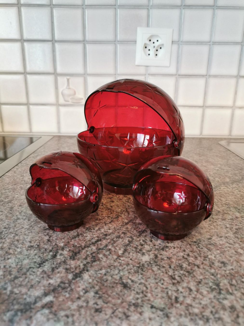 Tupperware Contenitori & Simili: Tupperware Aufbewahrungskugeln rot – Usato da Birsfelden venduto da mel_ndx7