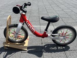 Woom 1 Laufrad mit Holzständer