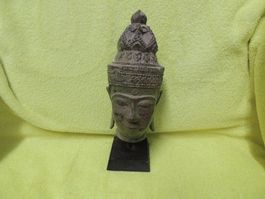 Buddha Kopf auf kleinem Holzsockel
