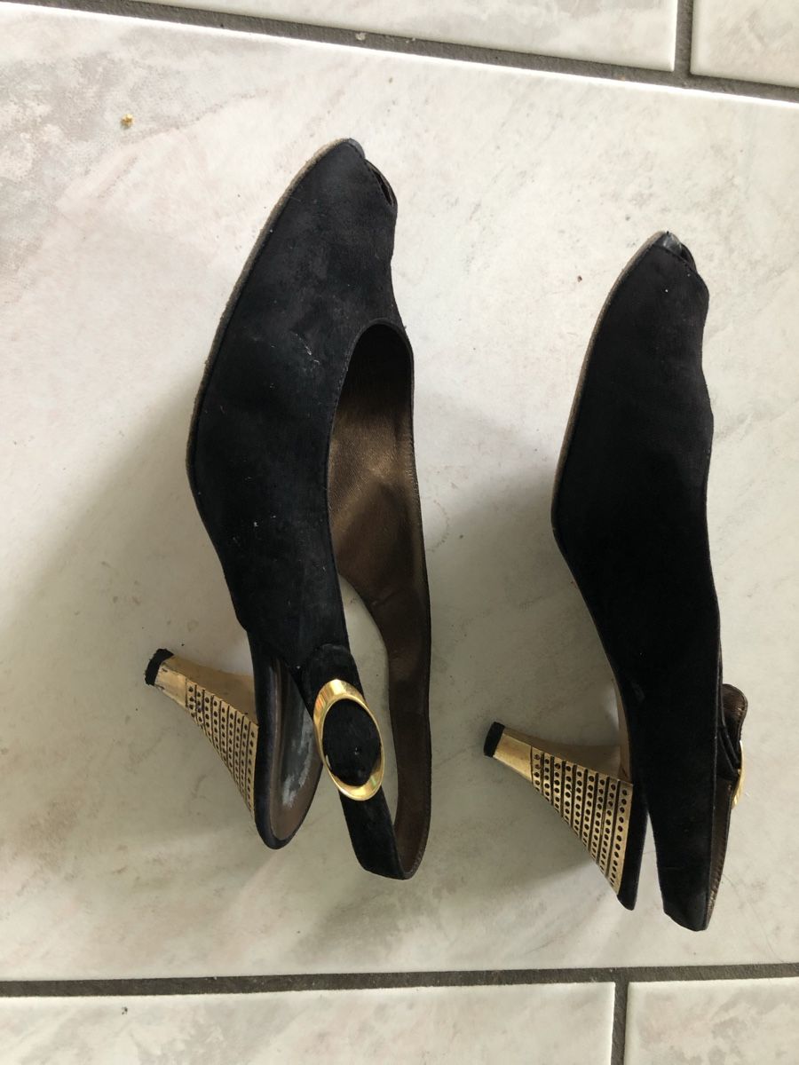 Kaiser Damenschuhe: Schwarzer Pumps mit goldigem Absatz und Schnalle – Gebraucht aus Solothurn von Congela 1