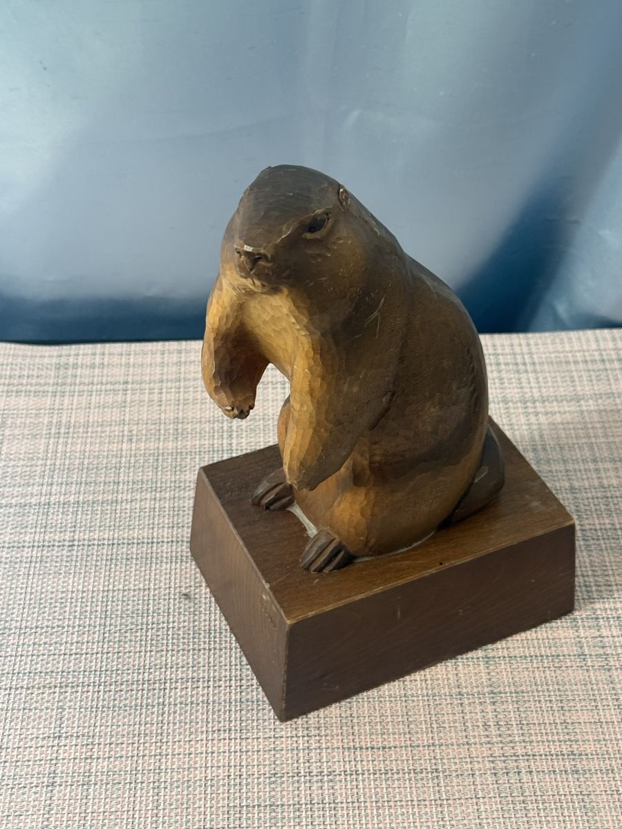 Skulpturen & Statuen: Brienzer Holzschnitzerei WEGUMA Murmeltier ca. 22 cm – Gebraucht aus Grenchen von swiss.antiques
