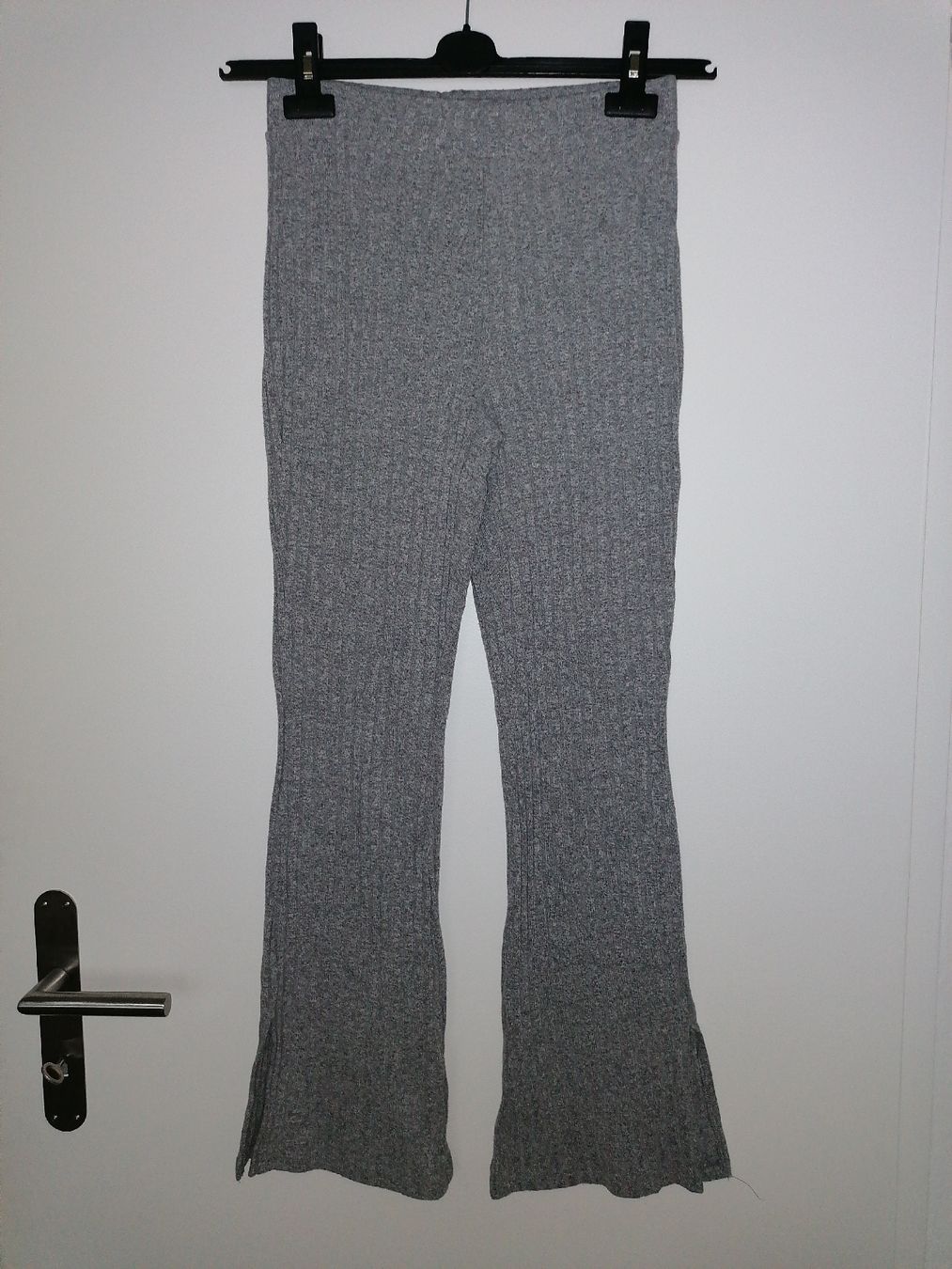 Pantaloni: Stylische gerippte Stoffhose mit Schlitz Gr. S – Usato da Dübendorf venduto da an_nk8z