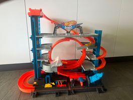 Hot Wheels City Ultimative Garage mit Hai-Angriff